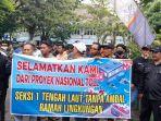 Pendemo-mengeluhkan-dampak-dari-rob.jpg
