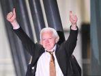 Pendiri-WikiLeaks-Julian-Assange-mengacungkan-jempol-setelah-tiba-di-Bandara.jpg