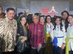 Penerima-Beswan-Djarum-dengan-Rektor-UKSW-Salatiga-Prof-Intiyas.jpg
