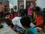 Pengantaran-jenazah-ke-rumah-duka-oleh-tim-gabungan-BPBD-Kudus.jpg