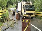 Pengendara-kendaraan-saat-melintas-di-jembatan-Kalirejo-Blora.jpg