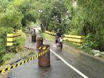 Pengendara-saat-melintas-di-jembatan-Kalirejo-Blora-yang-terdampak-longsor.jpg