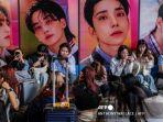 Penggemar-mengantre-untuk-membeli-album-baru-17-is-Right-Here-oleh-boy-band.jpg