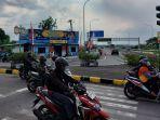 Pengguna-jalan-melintas-di-Simpang-Tiga-Exit-Tol-Kebakkramat-Kabupaten-Karanganyar.jpg
