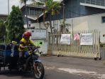 Pengguna-jalan-melintas-di-depan-gerbang-utama-perusahaan-tekstil-di-Karanganyar.jpg