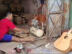 Pengrajin-gitar-di-Desa-Ngrombo.jpg