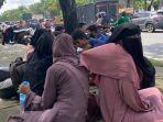Pengungsi-Rohingya-yang-telantar-duduk-di-pedestrian-di-Jalan-Jenderal.jpg