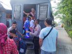Pengungsi-banjir-di-Balai-Desa-Gulang-Kecamatan-Mejobo-kembali-ke-rumah.jpg