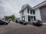 Pengunjung-melintas-di-depan-Kantor-Kejaksaan-Negeri-Karanganyar.jpg