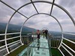 Pengunjung-melintasi-jembatan-kaca-di-kawasan-Kemuning-Sky-Hills.jpg