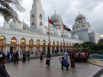 Pengunjung-memadati-kawasan-Masjid-Raya-Syeikh-Zayed-SolOOO.jpg