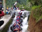 Pengunjung-menjajal-wahana-tubing-di-Kali-Pucung-Karanganyar.jpg
