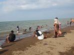 Pengunjung-pantai-saat-berkunjung-ke-Pantai-Wonokerto-Kabupaten-Pekalongan.jpg
