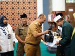 Penjabat-Bupati-Pati-Henggar-Budi-Anggoro-secara-simbolis-menyerahkan-bantuan-kesejahteraan.jpg