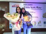 Penulis-Noni-Sulistyaningtias-Kiri-berfoto-bersama-putrinya-di-sela-peluncuran-buku.jpg