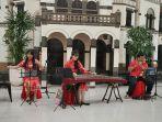Penumpang-kereta-api-juga-dihibur-dengan-orkestra-musik-Tionghoa-di-Stasiun-Tawang-Semarang.jpg