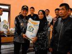 Penyaluran-bantuan-cadangan-beras-pemerintah-tahap-ke-2-berlangsung-di-Desa-Depok.jpg