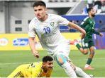 Penyerang-Uzbekistan-Khusayin-Norchaev-saat-mencetak-gol-pada-pertandingan-Perempat.jpg