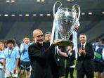 Pep-Guardiola-mengangkat-trofi-Liga-Champions-setelah-Manchester-City-mengalahkan-Inter-Milan.jpg