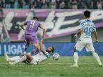 Perebutan-bola-bek-tengah-PSIS-Semarang-Alie-Sesay-dengan-striker-Persita-Tangerang-Ramiro.jpg