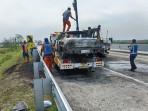 Peristiwa-kebakaran-mobil-di-jalan-Tol-Semarang.jpg