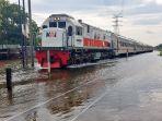 Perlintasan-kereta-api-Kaligawe-yang-menghubungkan-stasiun-Semarang-Tawang-Semarang.jpg