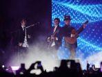 Personel-Dewa-19-Ello-Andra-dan-Ahmad-Dhani-tampil-menghentak-panggung-pada-konser-b.jpg