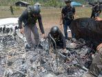 Personel-Ops-Damai-Cartenz-sedang-melakukan-olah-TKP-pembakaran-pesawat-Susi-Air.jpg