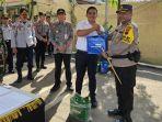 Pertamina-Patra-Niaga-Kerja-Sama-Polres-Brebes-Berikan-Jerigen-Bantu-Pemudik.jpg