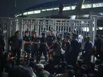 Perwakilan-tim-pelatih-dan-pemain-PSIS-Semarang-ketika-datang-menemui-suporter.jpg
