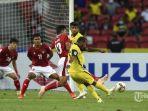 Pesepak-bola-Malaysia-Kogileswaran-Raj-Mohana-Raj-kedua-kanan-menendang-bola.jpg