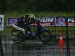 Peserta-Dragbike-saat-melintas-di-Sirkuit-Skadron-AYC31-Bandara-Lama-A-Yani-Semarang.jpg