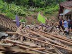 Petugas-BPBD-Cilacap-saat-meninjau-lokasi-bencana-tanah-longsor.jpg