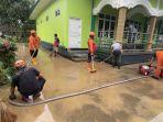 Petugas-BPBD-Kabupaten-Semarang-membersihkan-lumpur-dan-genangan-air-saat-banjir.jpg