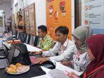 Petugas-KPU-Jepara-saat-memeriksa-dAYUNANSETIAWAN.jpg