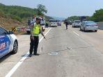 Petugas-Kepolisian-sedang-mengamankan-TKP-kecelakaan-maut-di-ruas-jalan.jpg