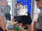 Petugas-Lapas-Narkotika-Rumbai-Pekanbaru-saat-menangkap-tangan-pelaku.jpg