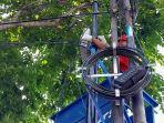 Petugas-Pemerintah-Kota-Semarang-menurunkan-kabel-fiber-optik-di-Jalan-Gajah.jpg
