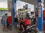 Petugas-SPBU-Kriyan-Jepara-mengenakan-kebaya-saat-melayani-pembeli.jpg