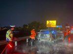 Petugas-Satuan-PJR-Ditlantas-Polda-Jatim-memadamkan-mobil-terbakar.jpg