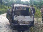 Petugas-kepolisian-melakukan-olah-TKP-pada-mobil-terbakar.jpg