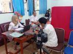 Petugas-melayani-perekaman-E-KTP-pemilih-pemula-di-Kantor-Disdukcapil-Karanganyar.jpg