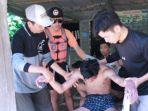 Petugas-menangani-wisatawan-yang-terluka-usai-terseret-gelombang-di-Pantai-Sedahan.jpg
