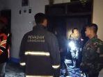 Petugas-mengecek-kondisi-rumah-warga-yang-terbakar-di-Desa-Wonorejo-Kec.jpg