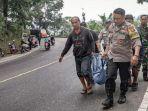 Petugas-mengevakuasi-jasad-Dul-Kosim-dari-dasar-jurang-Bandung.jpg