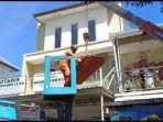 Petugas-mengevakuasi-pria-penderita-obesitas-dari-lantai-dua-menggunakan-sky-lift.jpg
