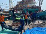 Petugas-menurunkan-jasad-nelayan-yang-tewas.jpg