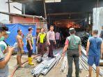 Petugas-pemadam-dan-polisi-sedang-berupaya-melakukan-pemadaman-api-di-gudang-rongsok.jpg