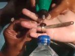Petugas-pemadam-kebakaran-Jepara-saat-membantu-warga-melepas-cincin.jpg
