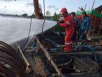 Petugas-pemadam-kebakaran-masih-berusaha-memadamkan-api-yang-membakar-kapal.jpg